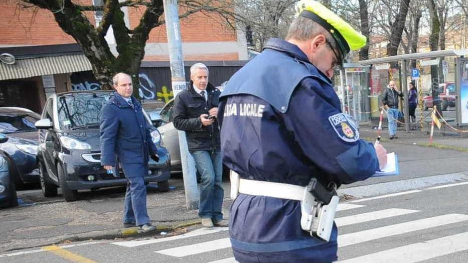 Per strada gli uomini rischiano di più