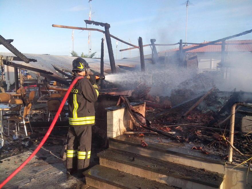 Stabilimento a fuoco nella notte, devastato il bagno Aurora 2  