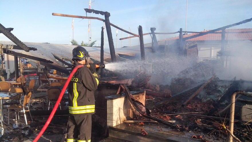 Stabilimento a fuoco nella notte, devastato il bagno Aurora 2