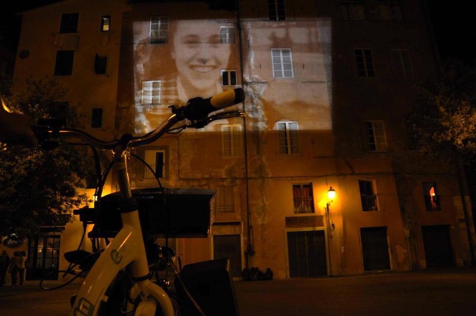 Pane e Piombo, il film proiettato dalla bici sui muri della città 