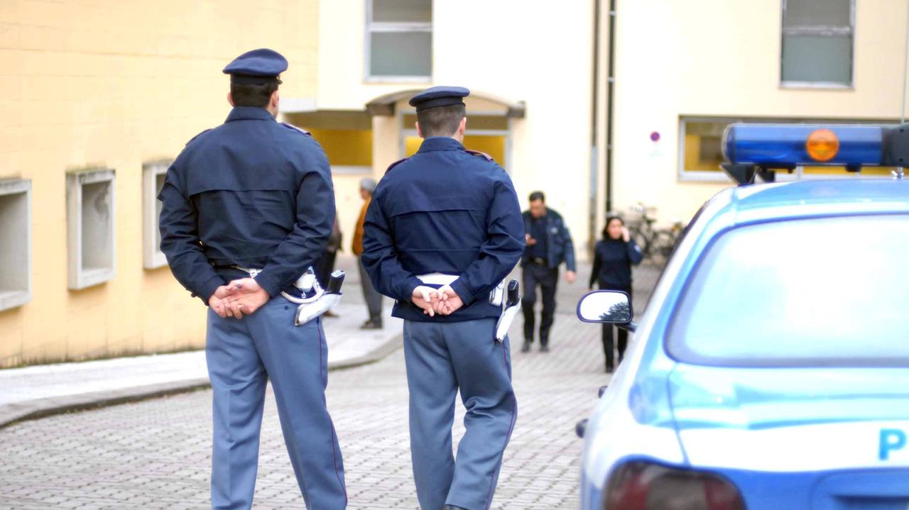 Uno sguardo a una ragazza, picchiato a sangue