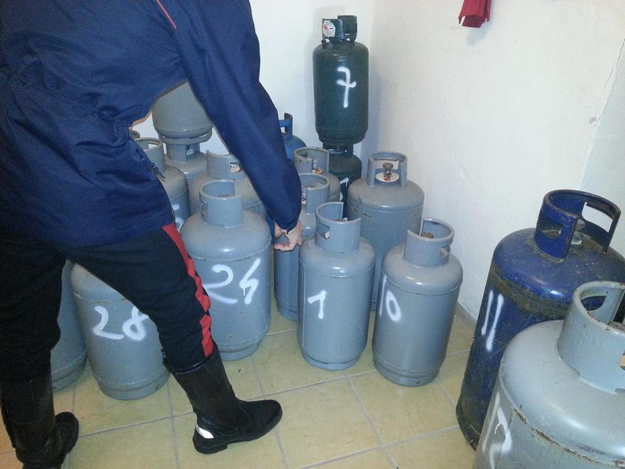 Decine di chili di gas sotto un palazzo con diverse abitazioni: denunciato un commerciante 