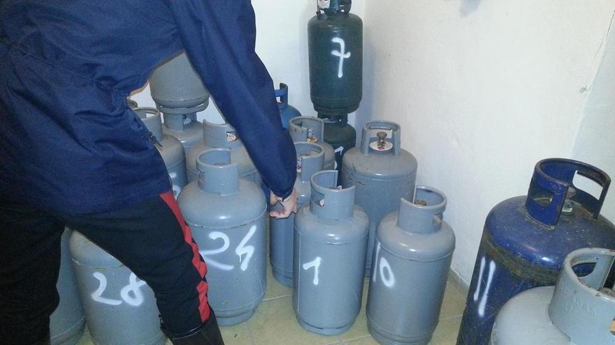 Decine di chili di gas sotto un palazzo con diverse abitazioni: denunciato un commerciante