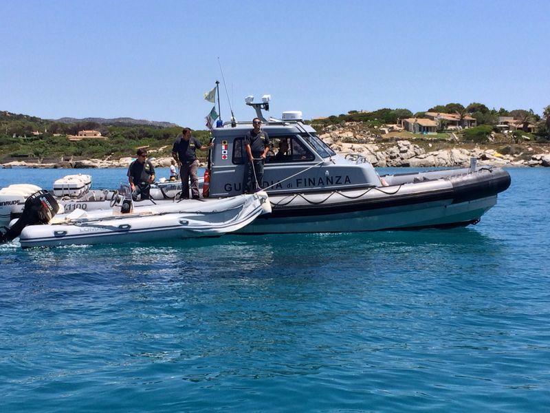 Il conducente cade in mare e il gommone gira a vuoto: bloccato dalla guardia costiera 