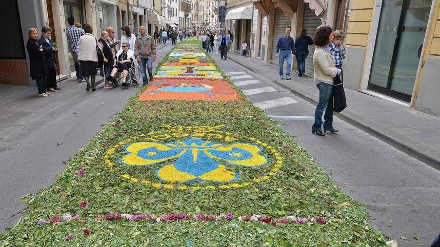 L’Infiorata di Fucecchio davanti alla Basilica di San Pietro