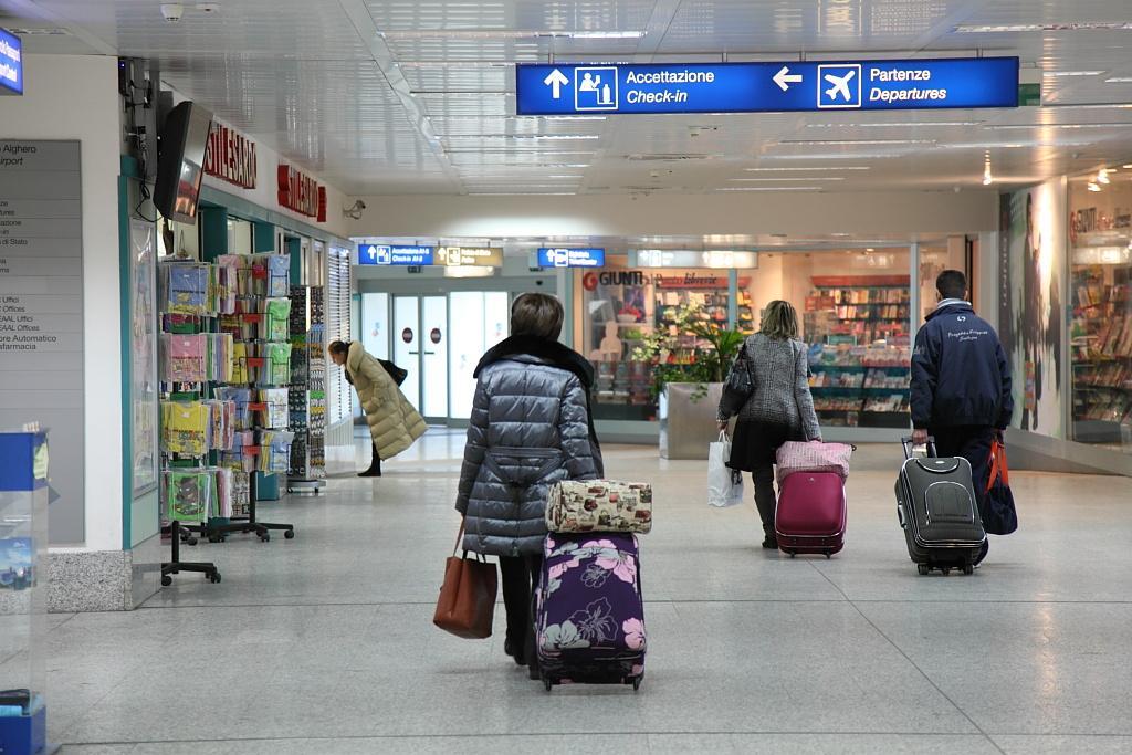 Il caso: volo in ritardo, non trovano più il bus e dormono in aeroporto 