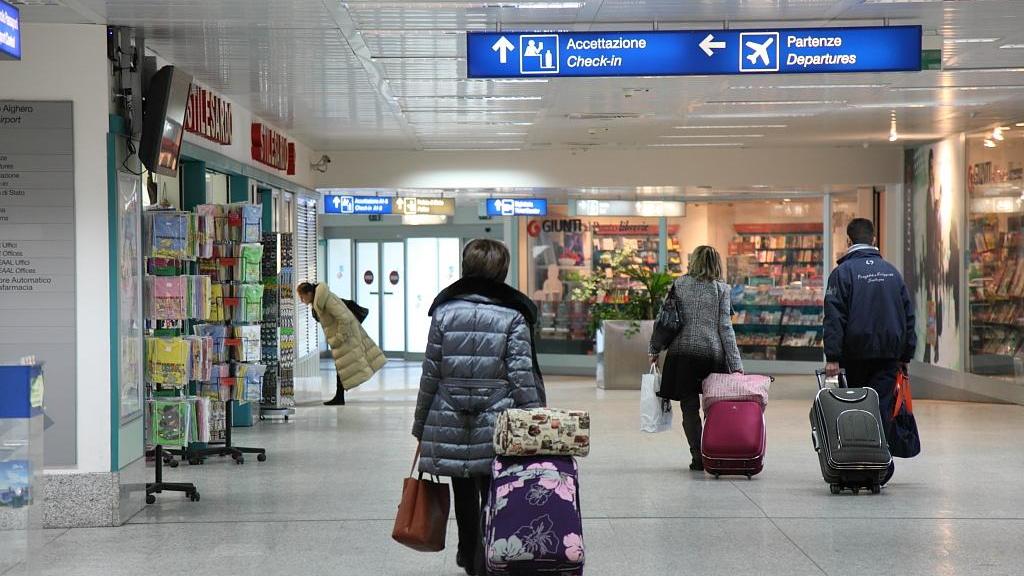 Il caso: volo in ritardo, non trovano più il bus e dormono in aeroporto
