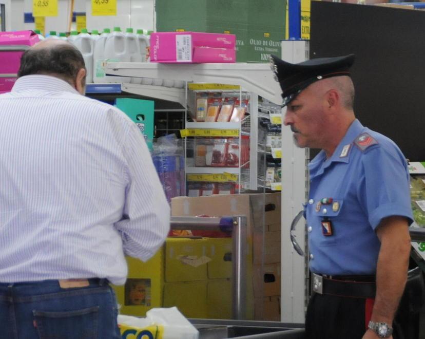 Armato di coltello rapina un discount, bottino da 800 euro 