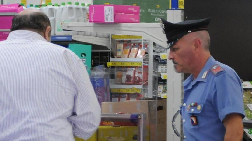 Armato di coltello rapina un discount, bottino da 800 euro
