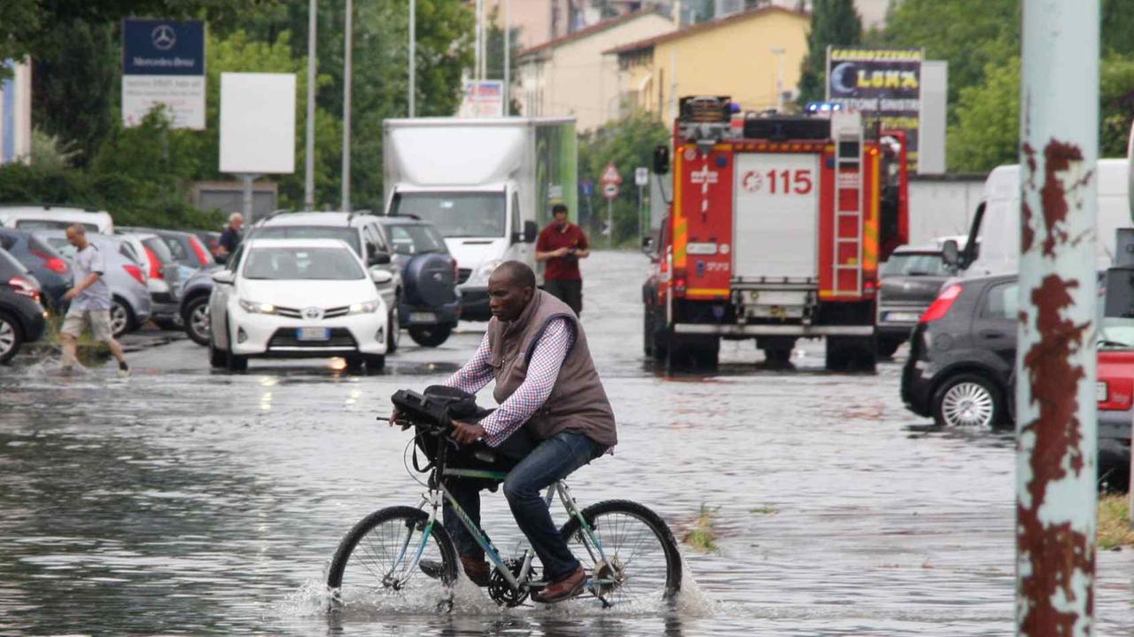 Prato, allagamenti e disagi alle Fontanelle e a Cafaggio