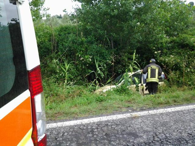 Va fuori strada con l’auto mentre torna dal lavoro 