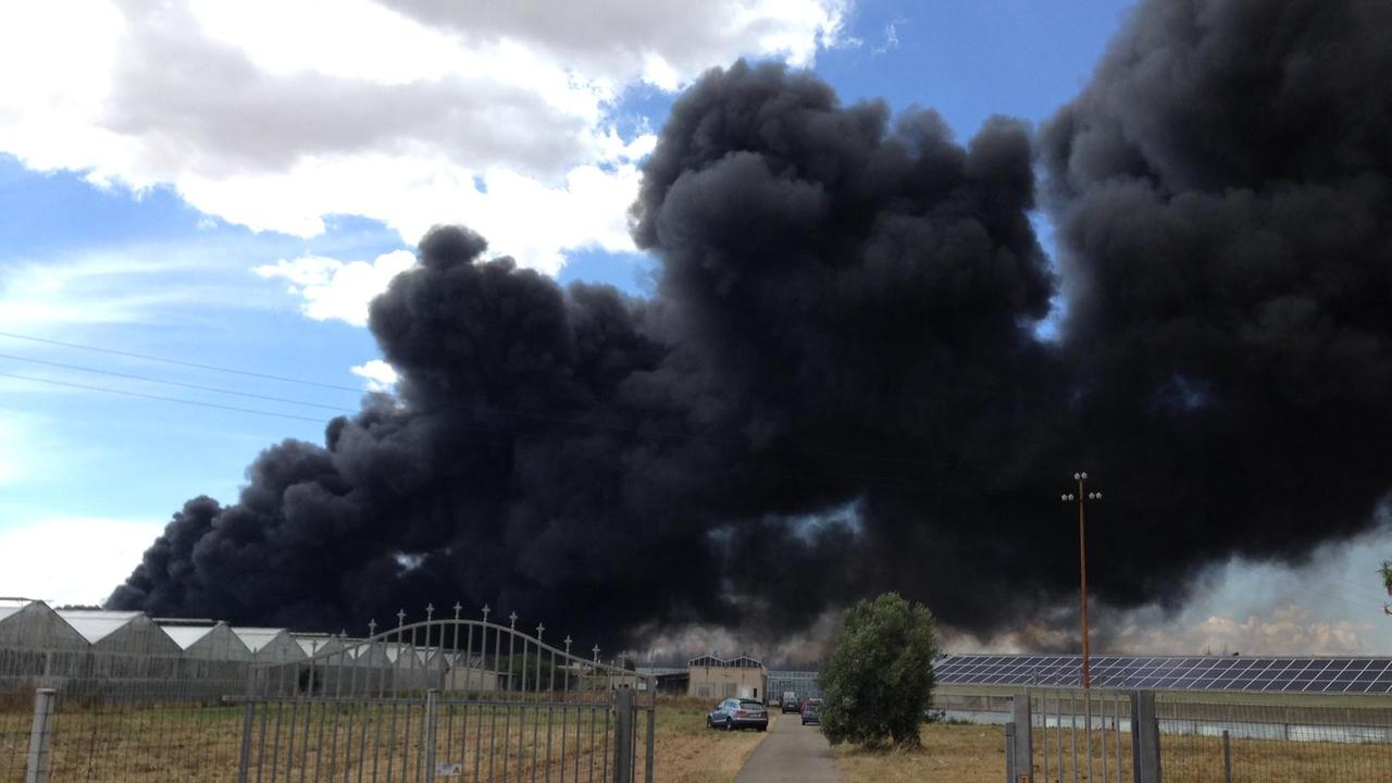 Inferno a Decimomannu: incendio devastati serre e campi, dieci persone intossicate, un uomo in ospedale 