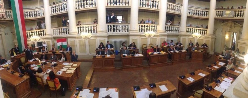 Vecchi chiede fiducia al consiglio, ma è scontro con i 5 Stelle sui brogli 