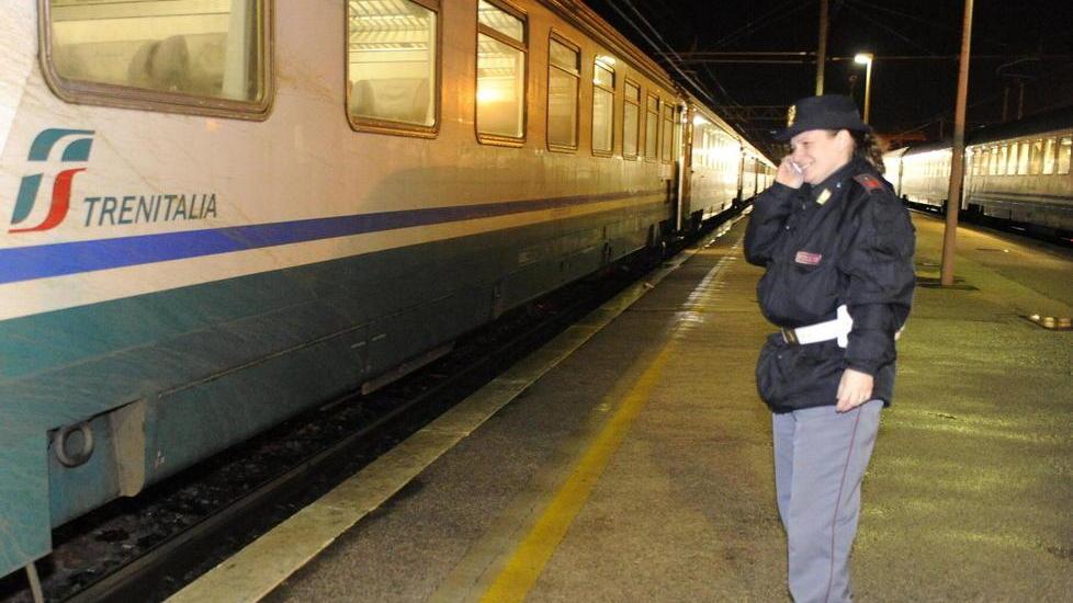 Picchia un poliziotto con un crocifisso