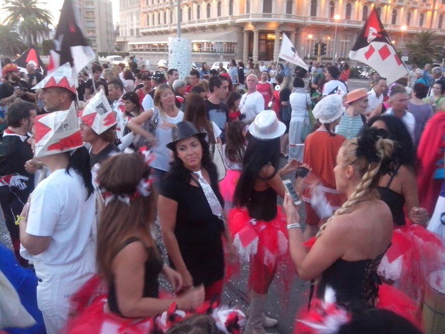 In mille sfilano in Passeggiata per il carnevale di Viareggio 