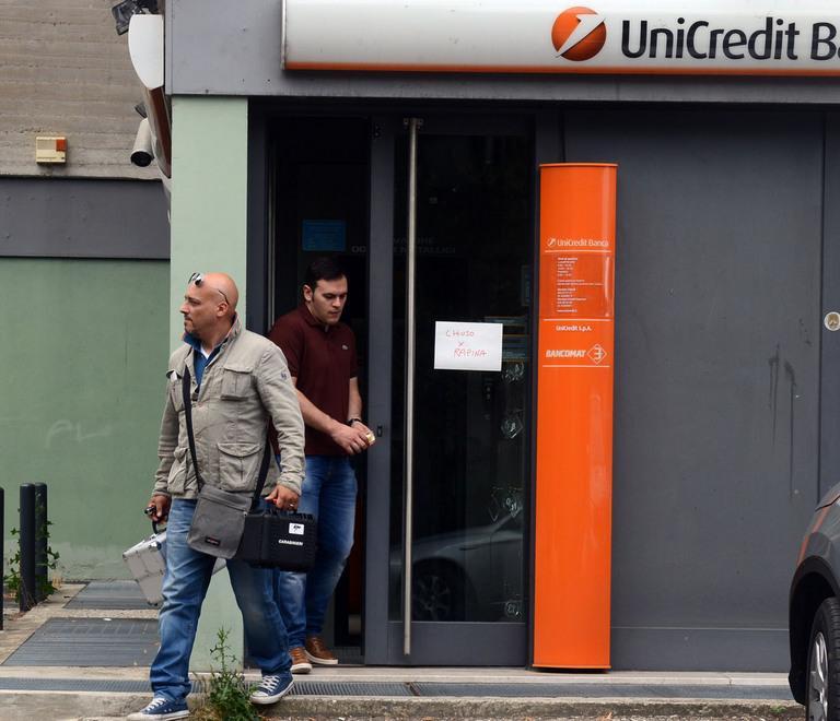 Con la pistola all’Unicredit si spaventa e salta la rapina 