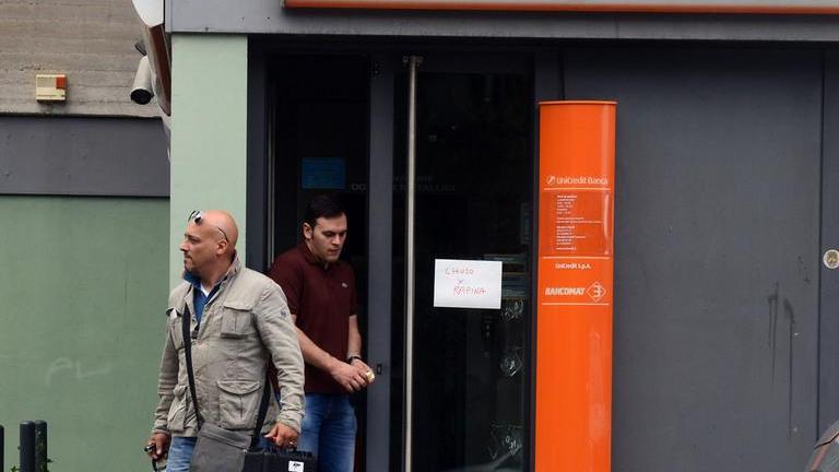 Con la pistola all’Unicredit si spaventa e salta la rapina