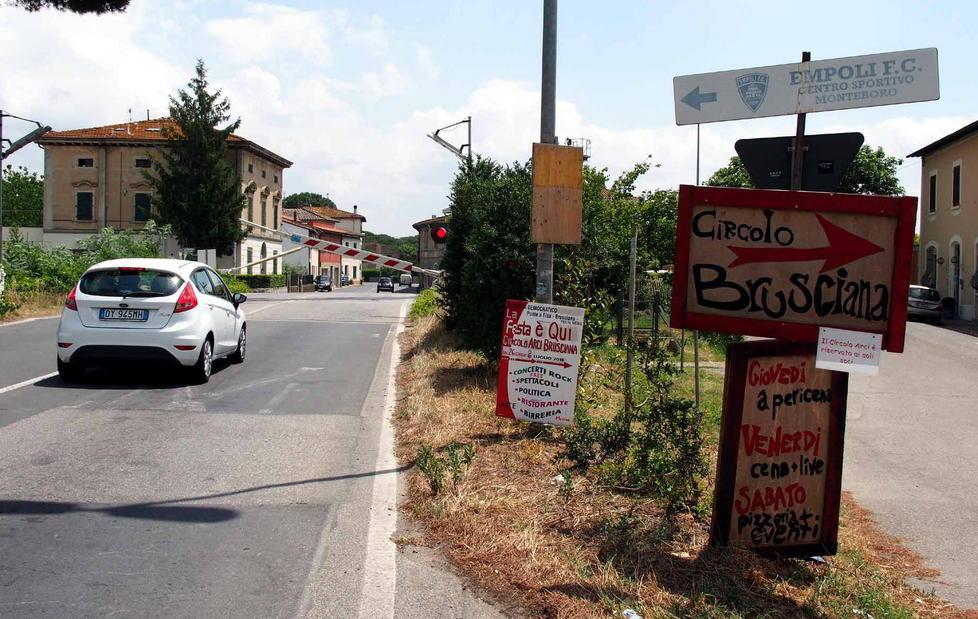 Blitz dei vandali contro la festa Pd 