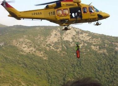 Turista ferito sul sentiero, soccorso rocambolesco 