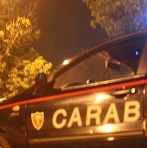 Minaccia i familiari con un coltello e viene arrestato
