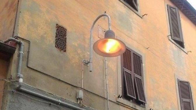 Pieno giorno, lampioni accesi