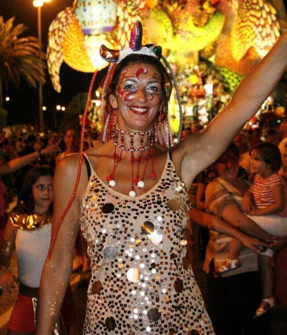 Musica, allegria e colori: stasera tutti in Passeggiata per «Avanti con le maschere»