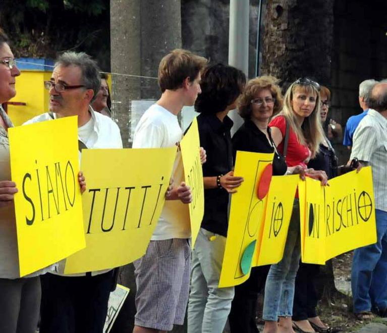 «Siamo tutti pedoni» flash mob sul viale per la sicurezza 