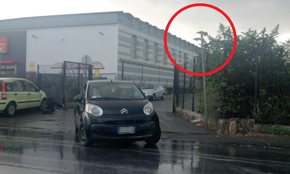 Residenti: «Incrocio pericoloso servirebbe il divieto d’accesso»