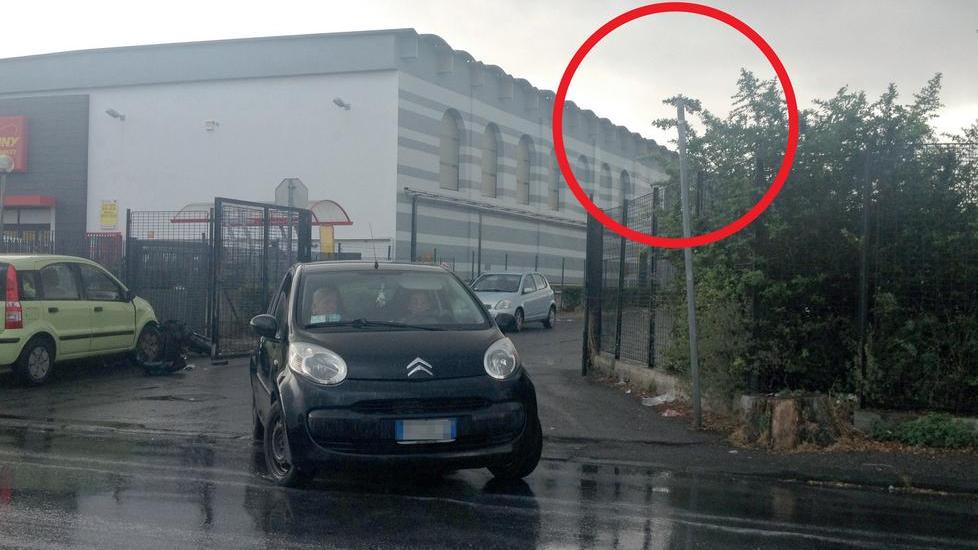 Residenti: «Incrocio pericoloso servirebbe il divieto d’accesso»