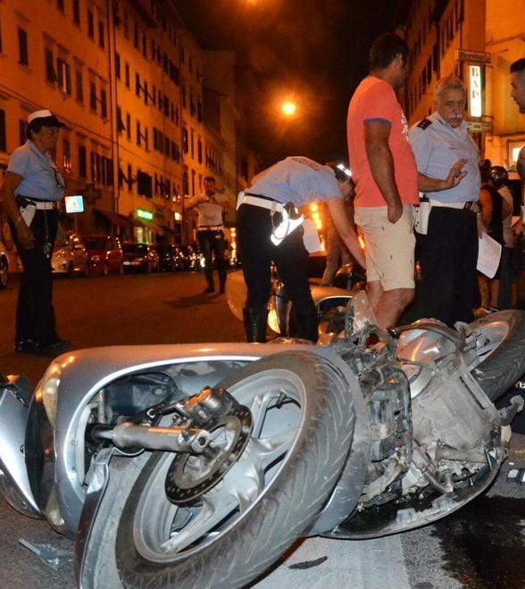 Incidente nella notte grave giovane scooterista 