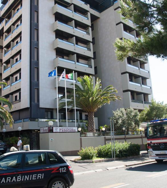 Si lancia dal quinto piano con le due figlie 