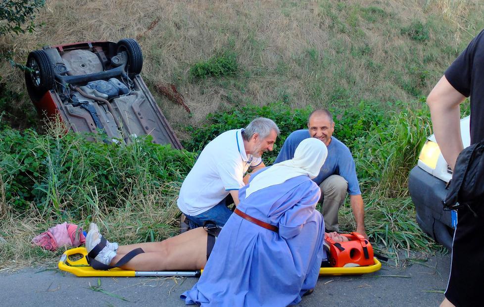 Auto capotta, gravi madre e 3 figlie 