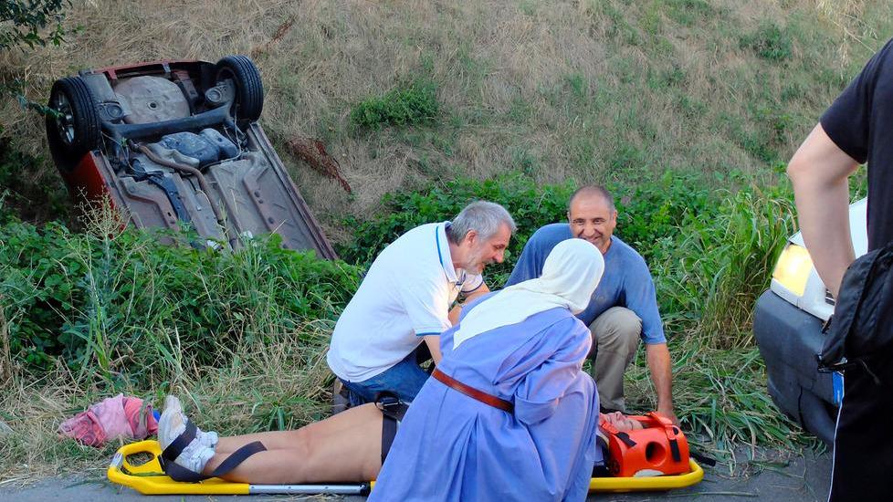 Auto capotta, gravi madre e 3 figlie