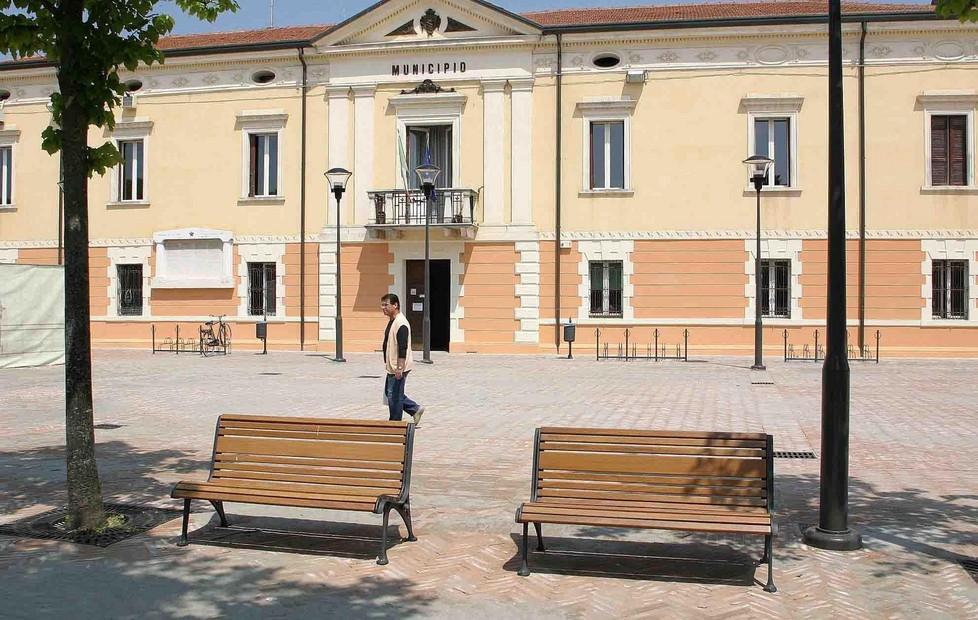 Ultime rifiniture Domani al via la Fiera dei Santi 