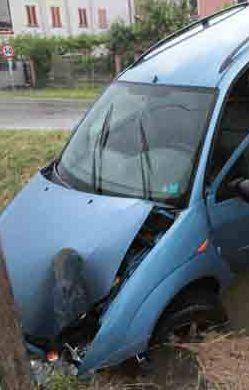 Con l’auto contro un palo gravi ferite per un 25enne 