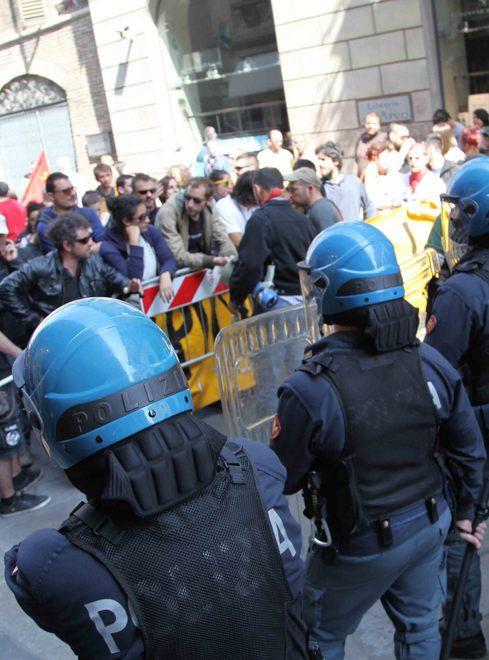 Sedici attivisti denunciati per gli scontri del 25 aprile 