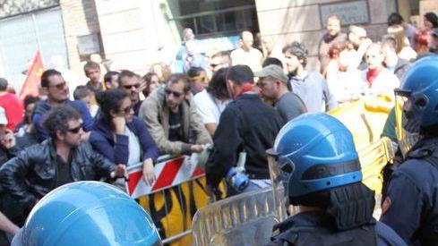 Sedici attivisti denunciati per gli scontri del 25 aprile