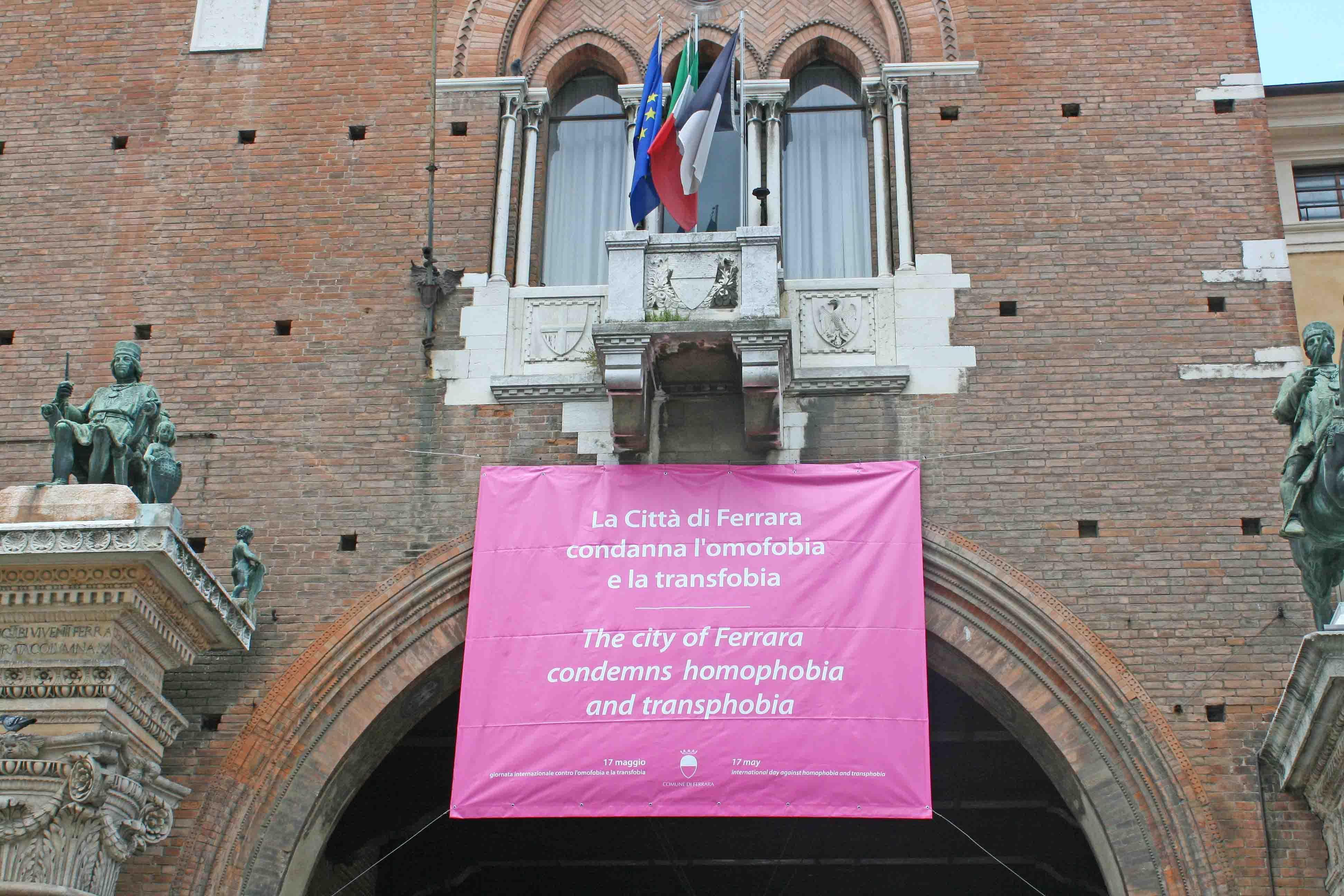 Lo striscione contro l'omofobia esposto ieri in Comune