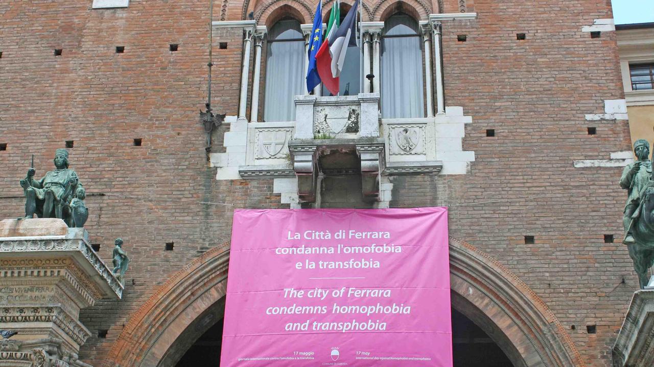 Lo striscione contro l'omofobia esposto ieri in Comune