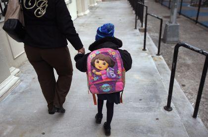 Disperata e senza soldi toglie la figlia da scuola: "La prendevano in giro” 