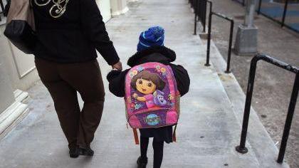 Disperata e senza soldi toglie la figlia da scuola: "La prendevano in giro”