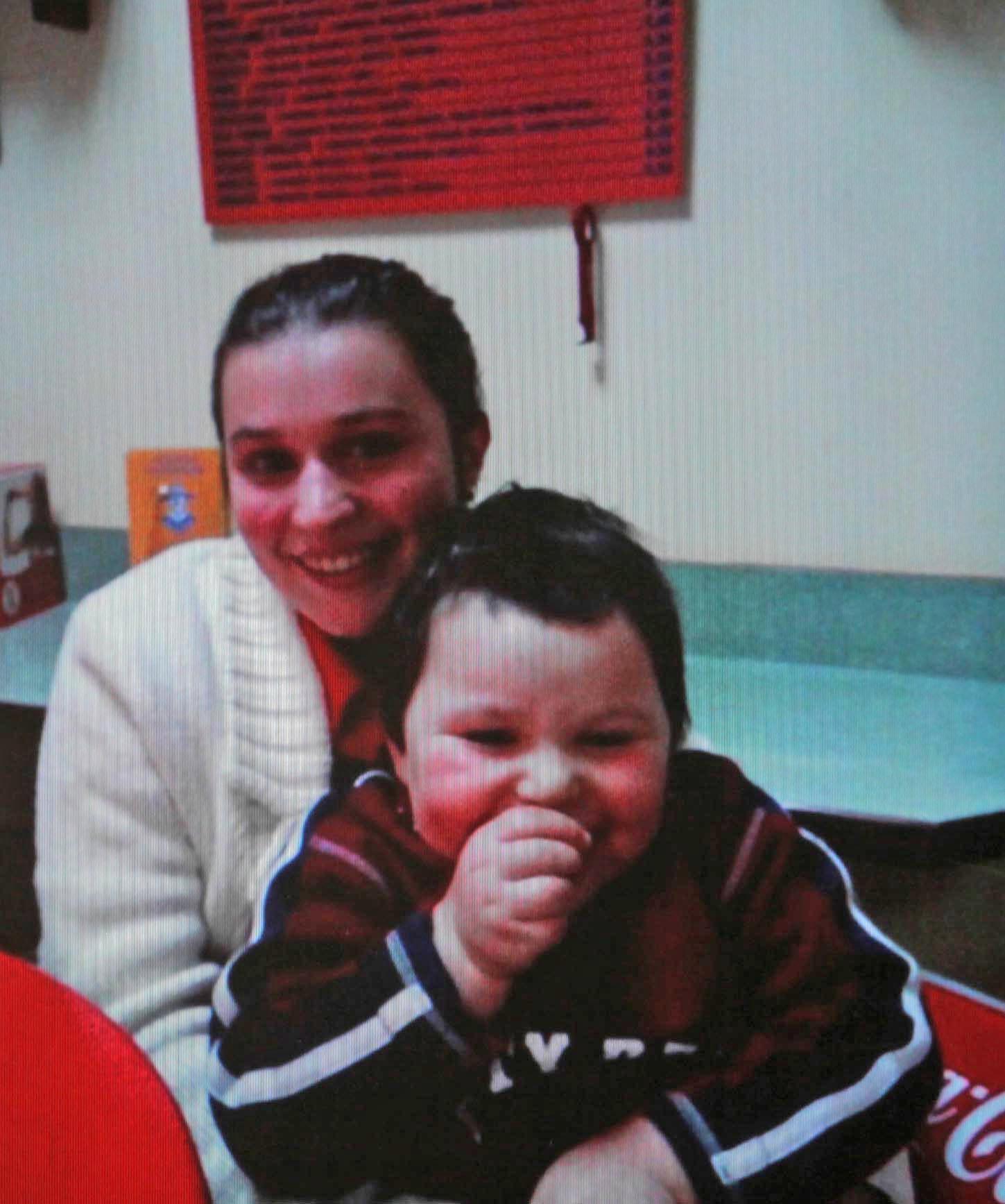 TRAGEDIA DI RUBIERA Martedì il funerale del piccolo Salvatore mentre la mamma lotta ancora per la vita. Ritirata la patente di guida all'investitrice 