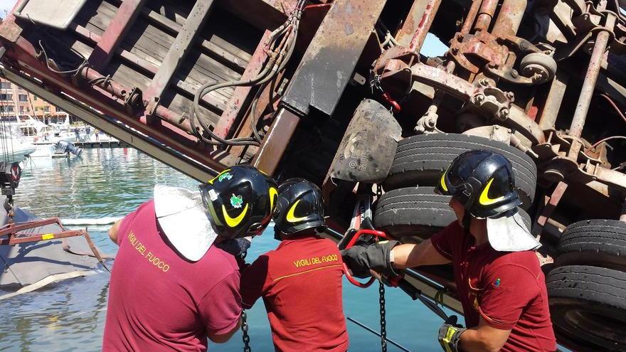 Si ribalta un tir che trasportava una barca