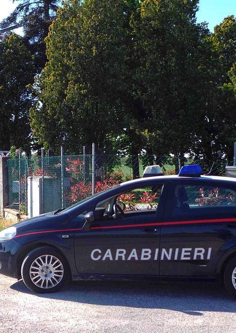 Sfila il postamat all’amica e preleva seicento euro 