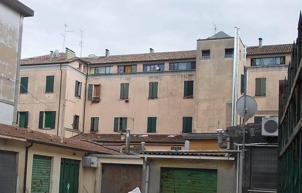 Voleva entrare in casa dal tetto e precipita: miracolato