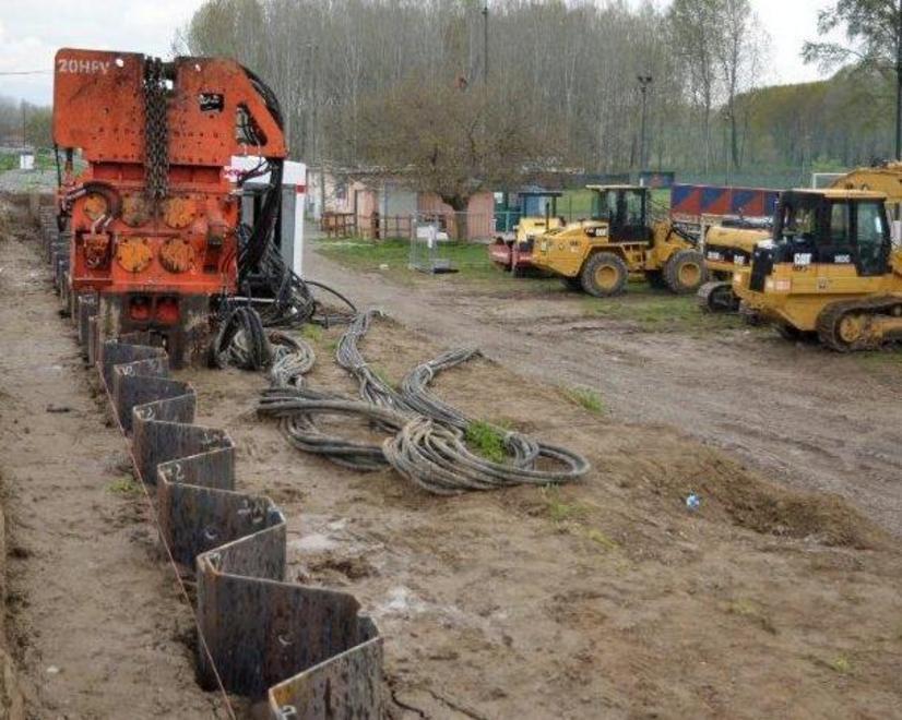 Via ai lavori lungo gli argini del Serchio 