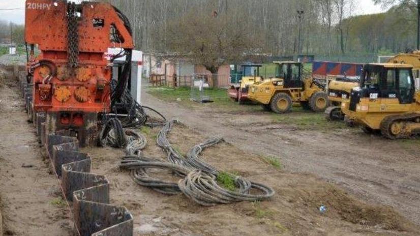 Via ai lavori lungo gli argini del Serchio