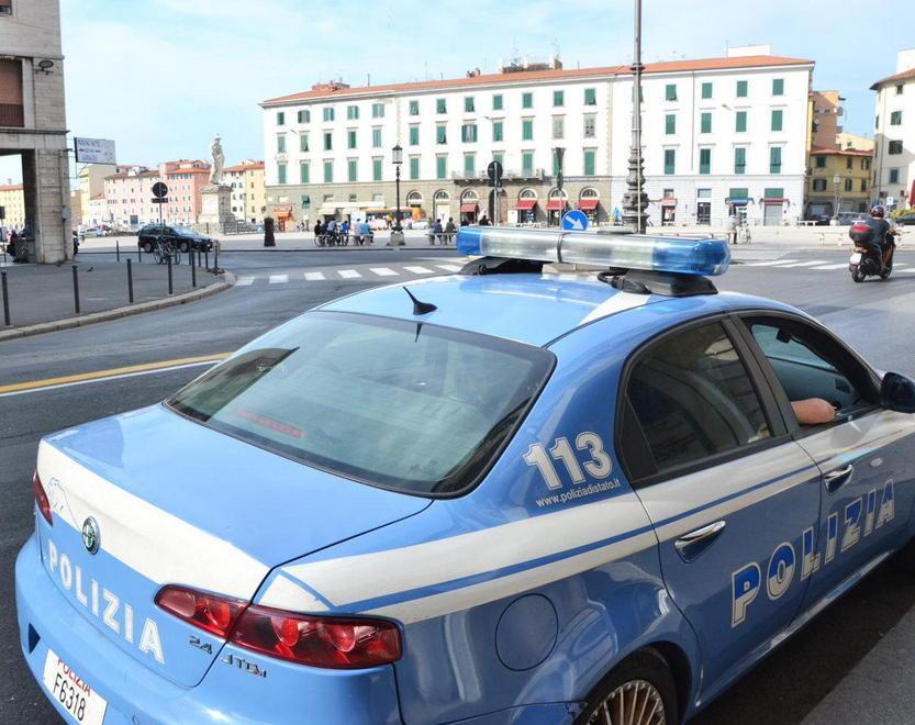 Cambia le lettere del cognome per non farsi arrestare: scoperto dalla polizia 