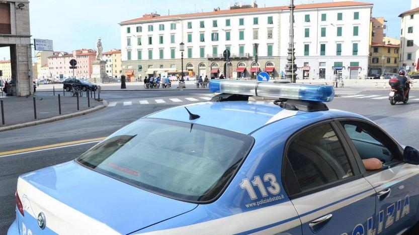 Cambia le lettere del cognome per non farsi arrestare: scoperto dalla polizia