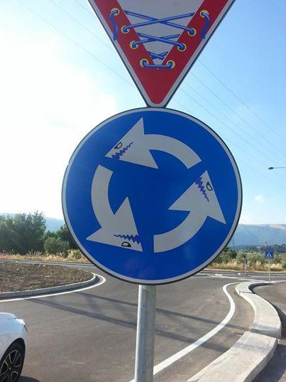 Calenzano fa installare i cartelli di Clet, che però forse verranno tolti 